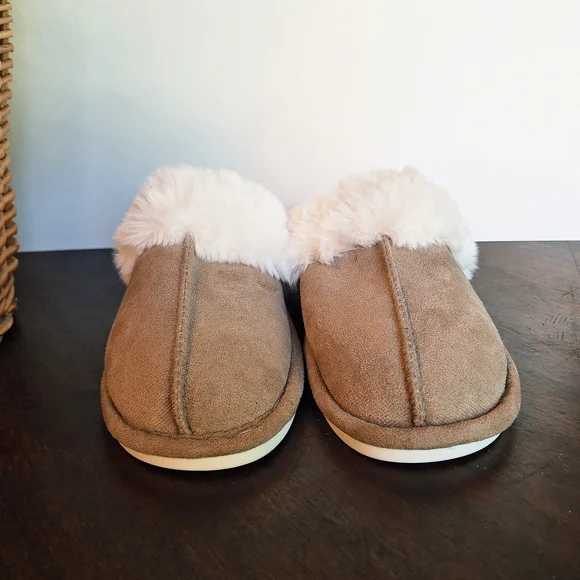 NWOT Cozy Tan Women's Slippers with Soft Fur Lining - Picture 2 of 6